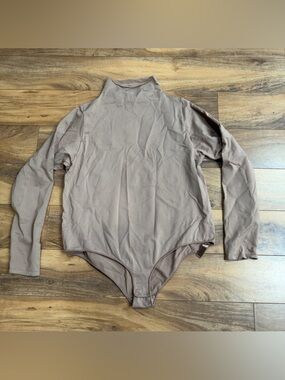 Skims  Mock Neck Long Sleeve Bodysuit Size 4X/5X TAN  Capsule Minimalist